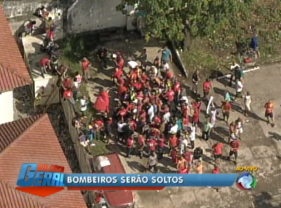 bombeiros presos comemoram